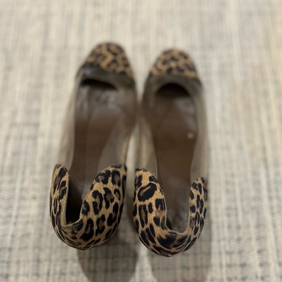 Plastic clear and leopard print low heeled pair of vintage shoes. - Picture 5 of 16